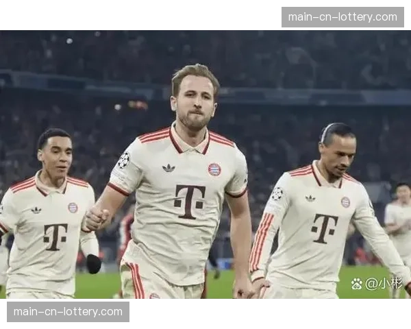 终场哨响，诺伊尔与穆勒拥抱庆祝拜仁逆转晋级