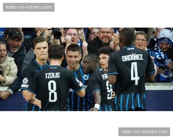 争议点球判罚后，摩纳哥队长与裁判长时间交涉