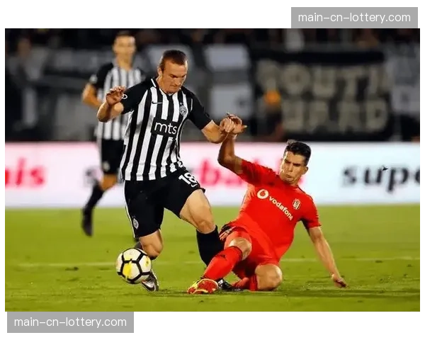 实时：VAR介入，判定里昂球员在禁区内手球，客队获点