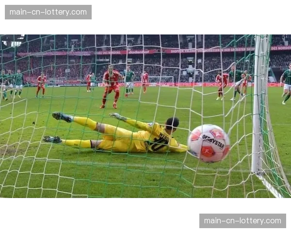 现场镜头:拜仁球员围堵裁判,质疑VAR未判罚点球 现场镜头:拜仁球员围堵裁判,质疑VAR未判罚点球