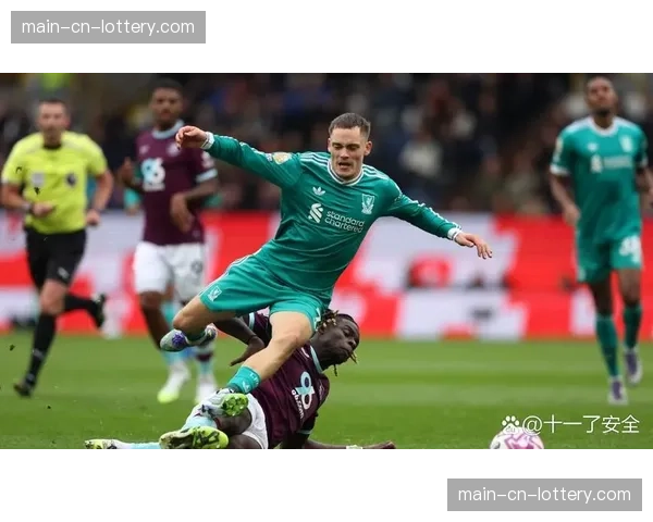 传闻：多家英超球会派出球探考察勒沃库森年轻中卫