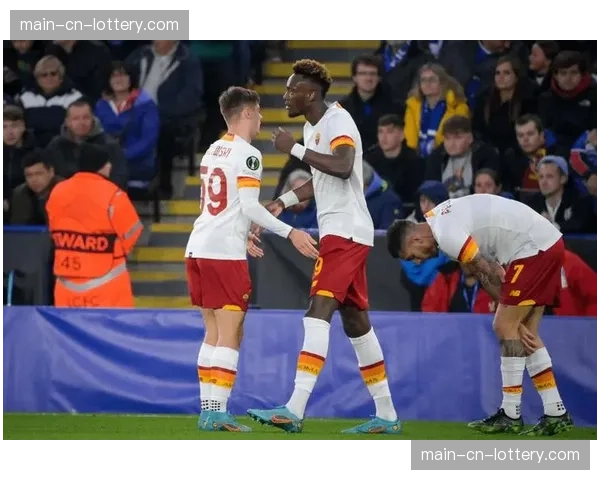 罗马奥林匹克球场，球迷高举“相信奇迹”横幅声援球队